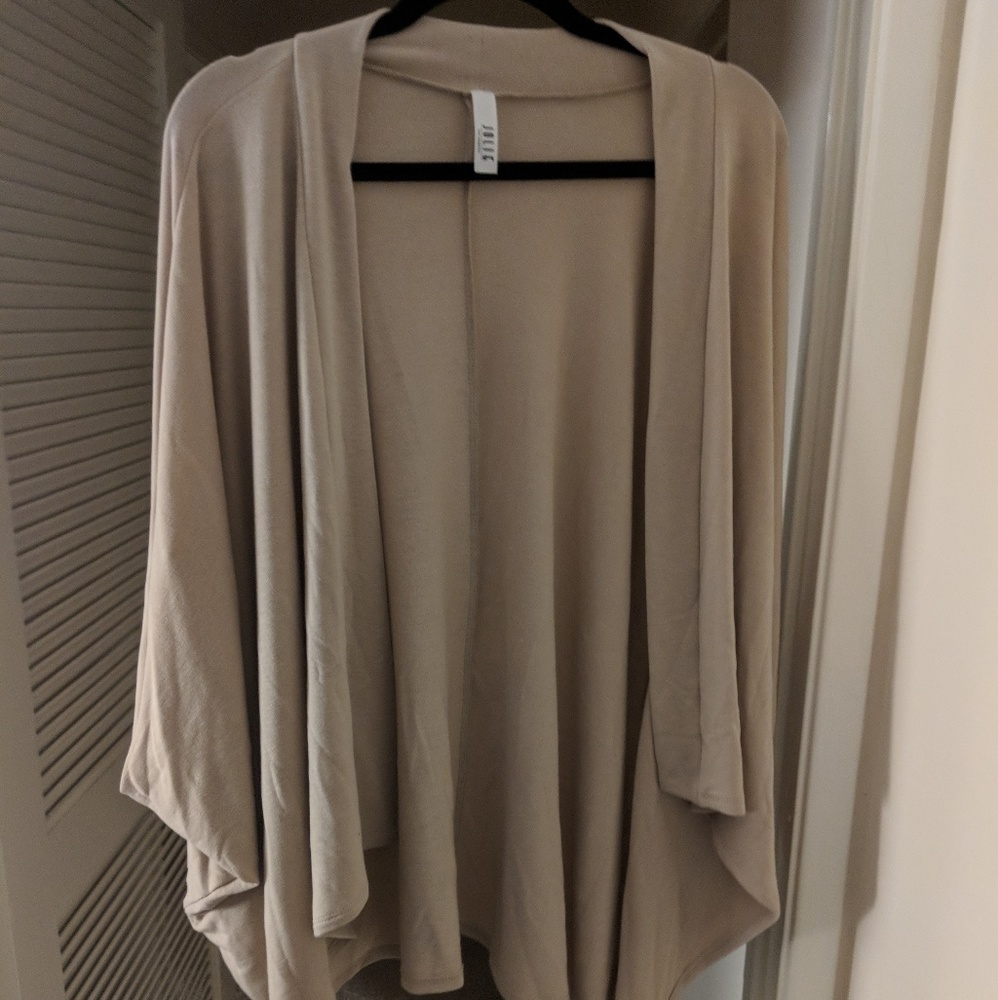 Tan batwing shawl / cardigan NWOT